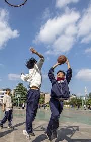 詹姆斯公开出生精确时间，东契奇调侃：我41岁可能得一瘸一拐走路