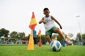 🚨 曼联全队已提前近两小时抵达埃兰路球场。近期他们总是提早到达比赛场地。 [@TyMarshall_MEN] 来源：The United Stand